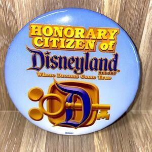 Disneyland resort Disney park pin button Mickey key golden key collectible USA